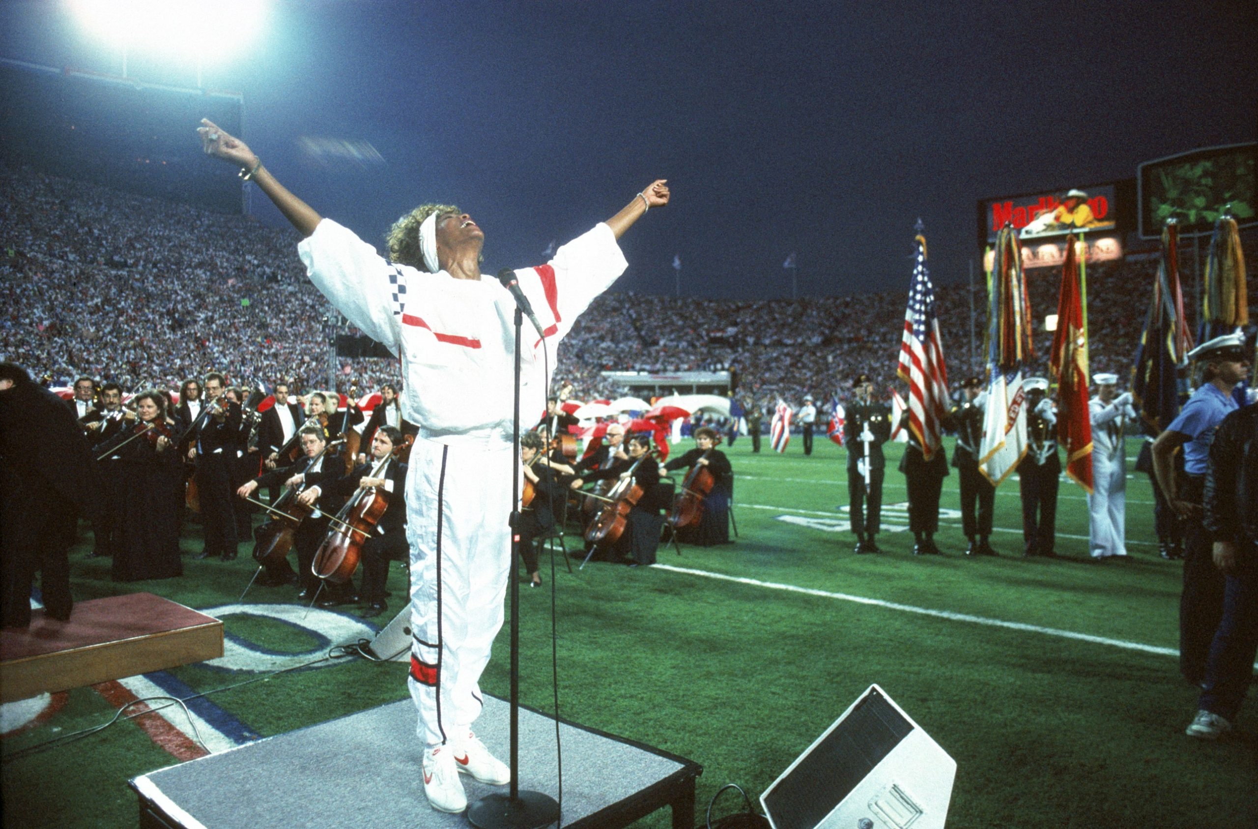 Het uitvoeren van haar beroemde vertolking van het volkslied voor Super Bowl XXV in Tampa Stadium in 1991.