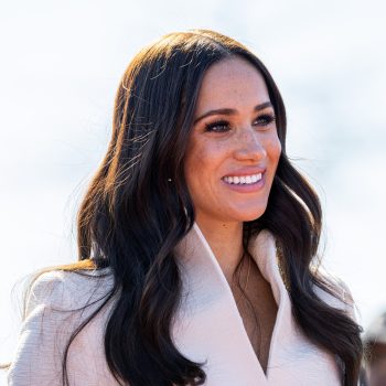 meghan-markle-is-fan-van-de-latte-trend-maar-dan-vertaald-naar-haar-outfit-263799