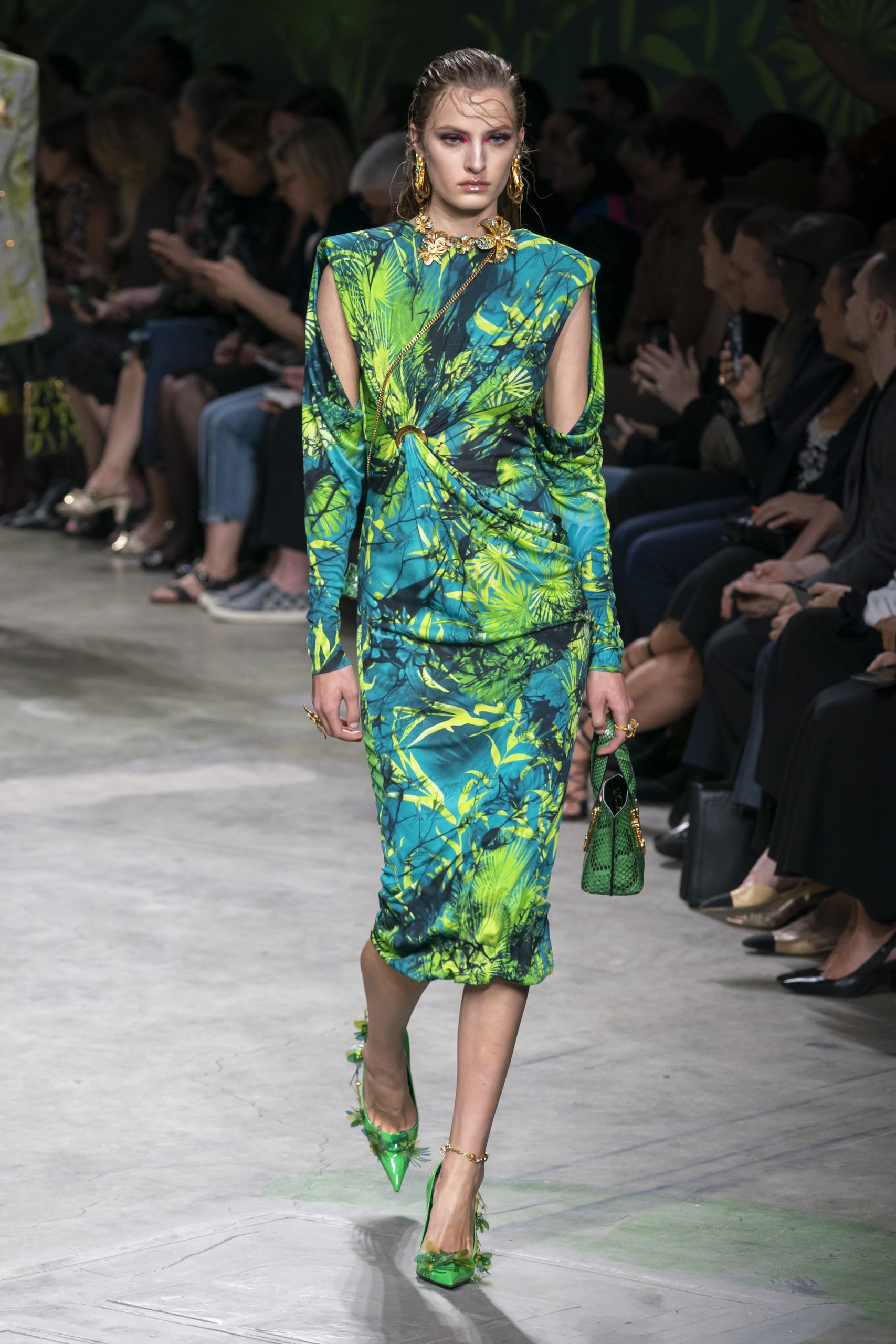 Beste catwalkmomenten van Felice Noordhoff: Versace lente/zomer 2020