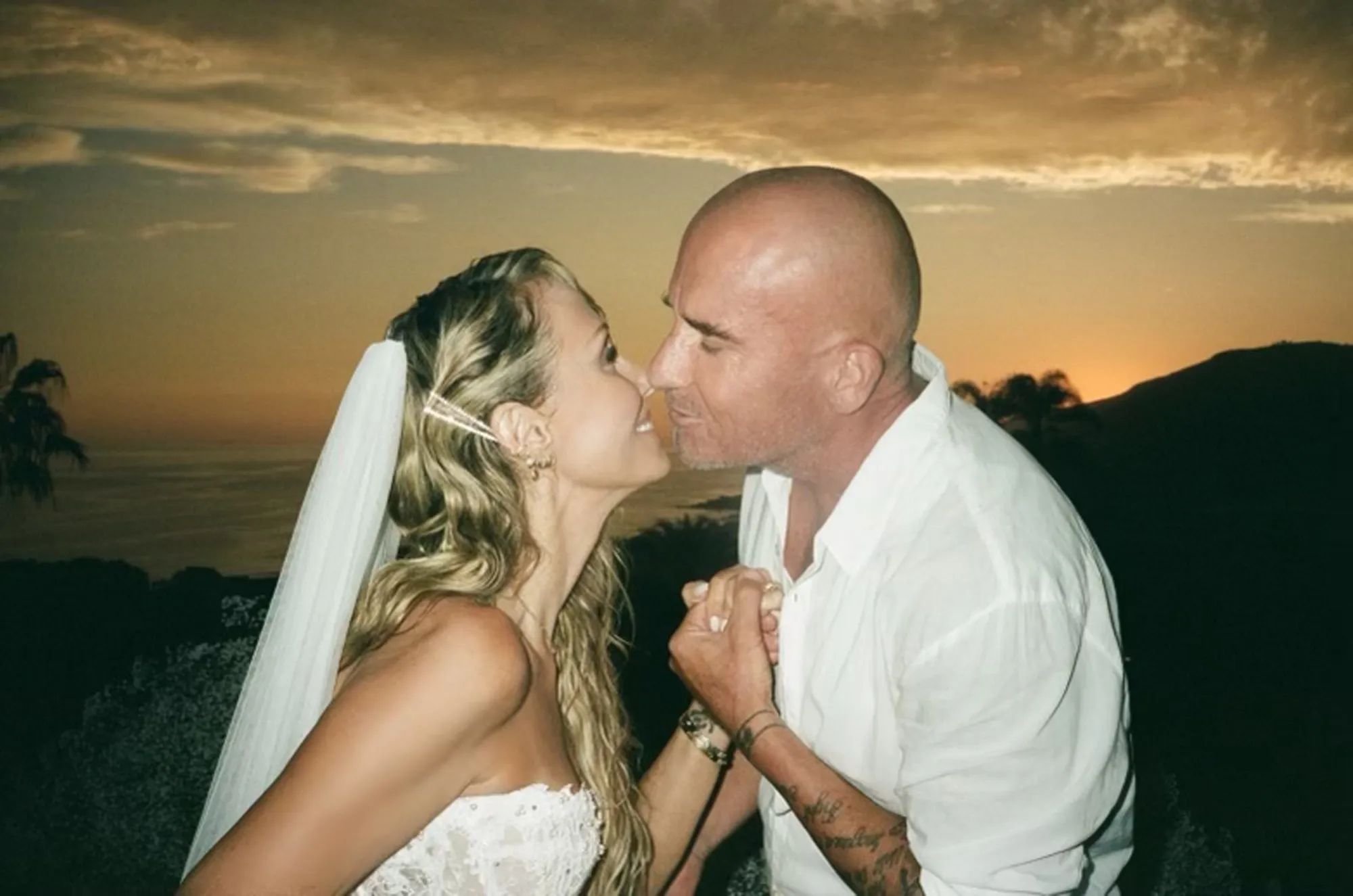 Tish en Dominic kussen elkaar