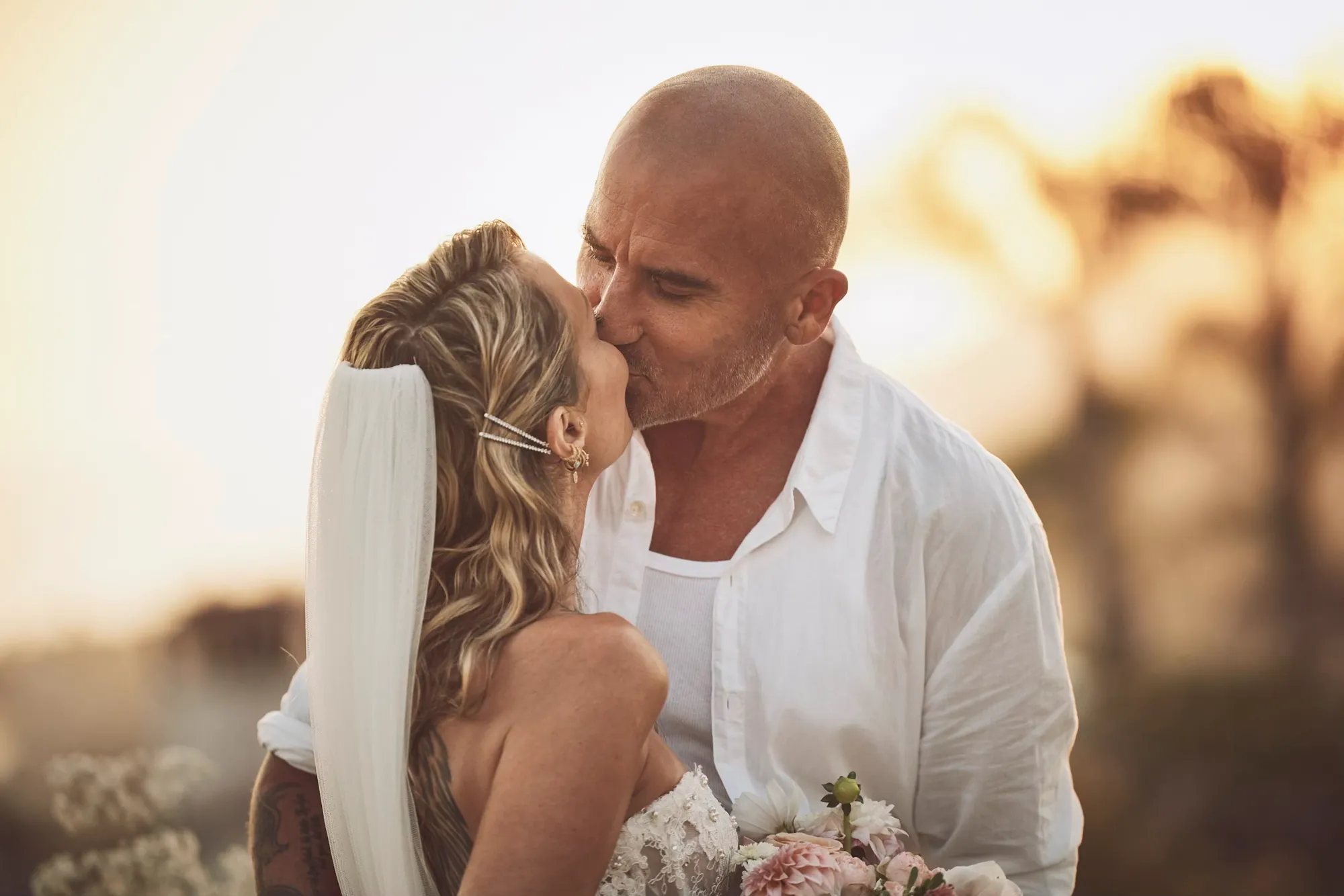 Tish en Dominic kussen elkaar