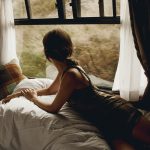 Model Kiki Boreel ligt op bed