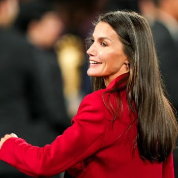 koningin-letizia-straalt-in-knalrood-power-suit-tijdens-de-finale-van-het-wk-vrouwenvoetbal-265408