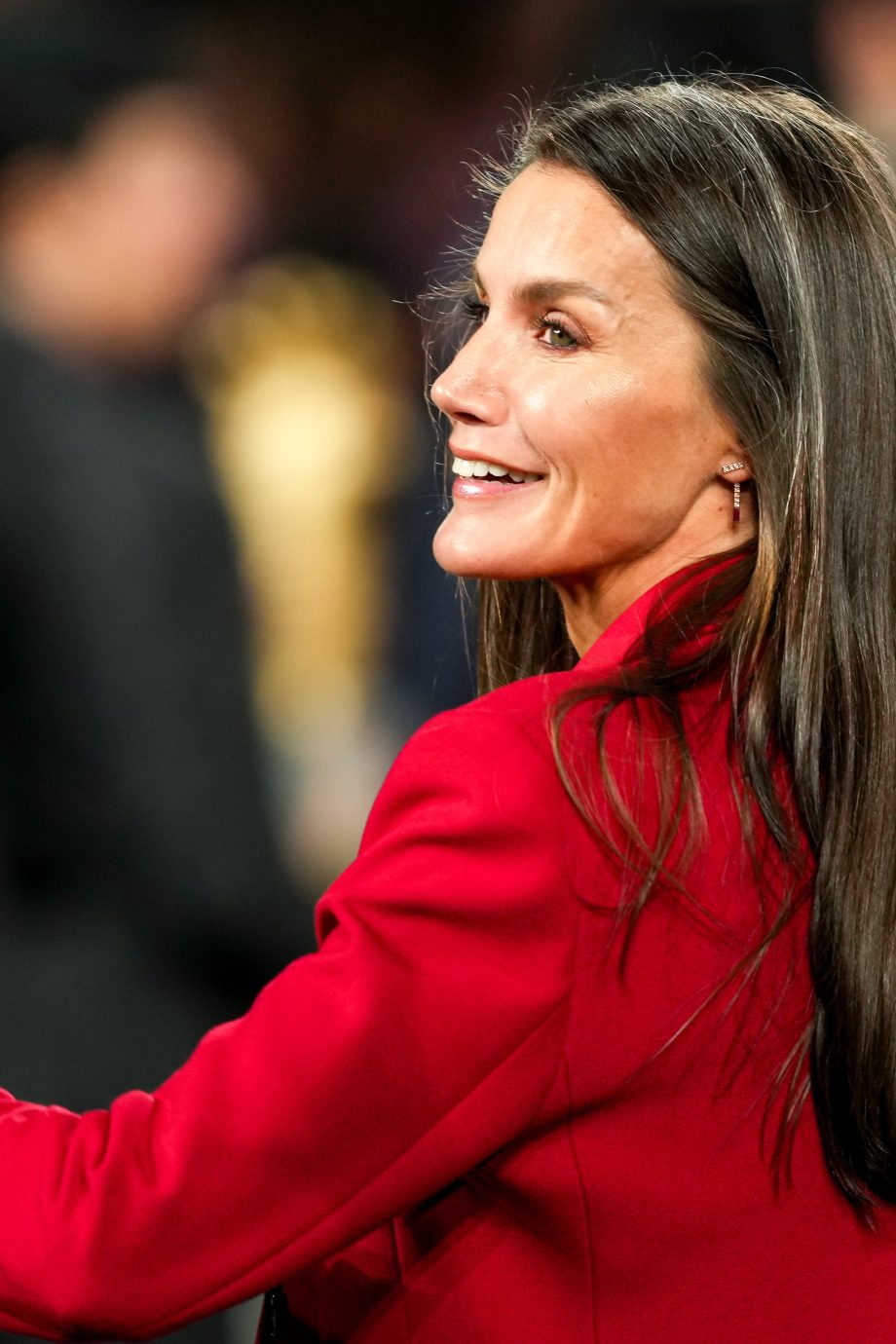 koningin-letizia-straalt-in-knalrood-power-suit-tijdens-de-finale-van-het-wk-vrouwenvoetbal-265408