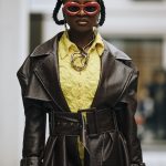 Streetstyler met een zonnebril