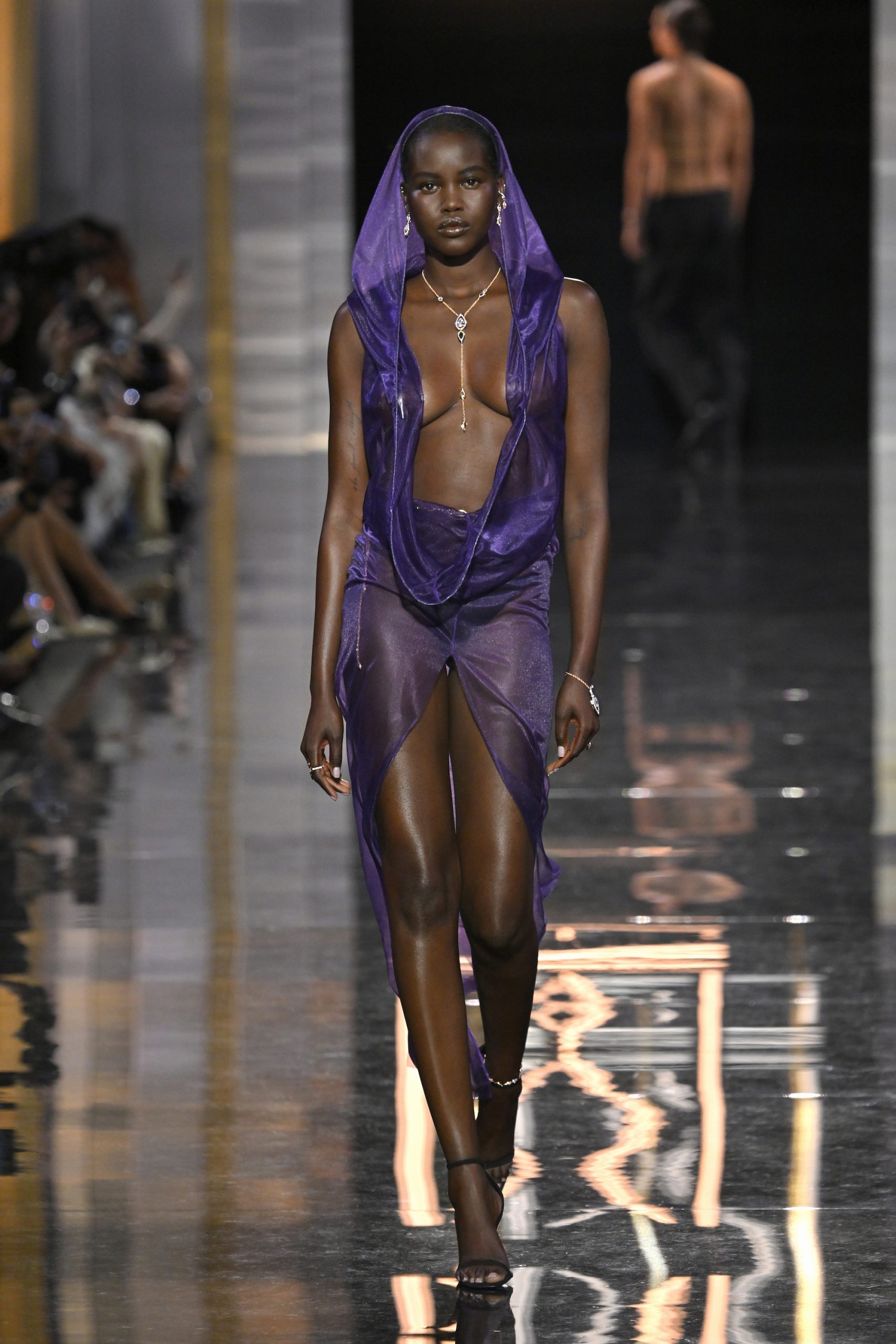 Adut Akech loopt mee in de Messika High Jewelry Show