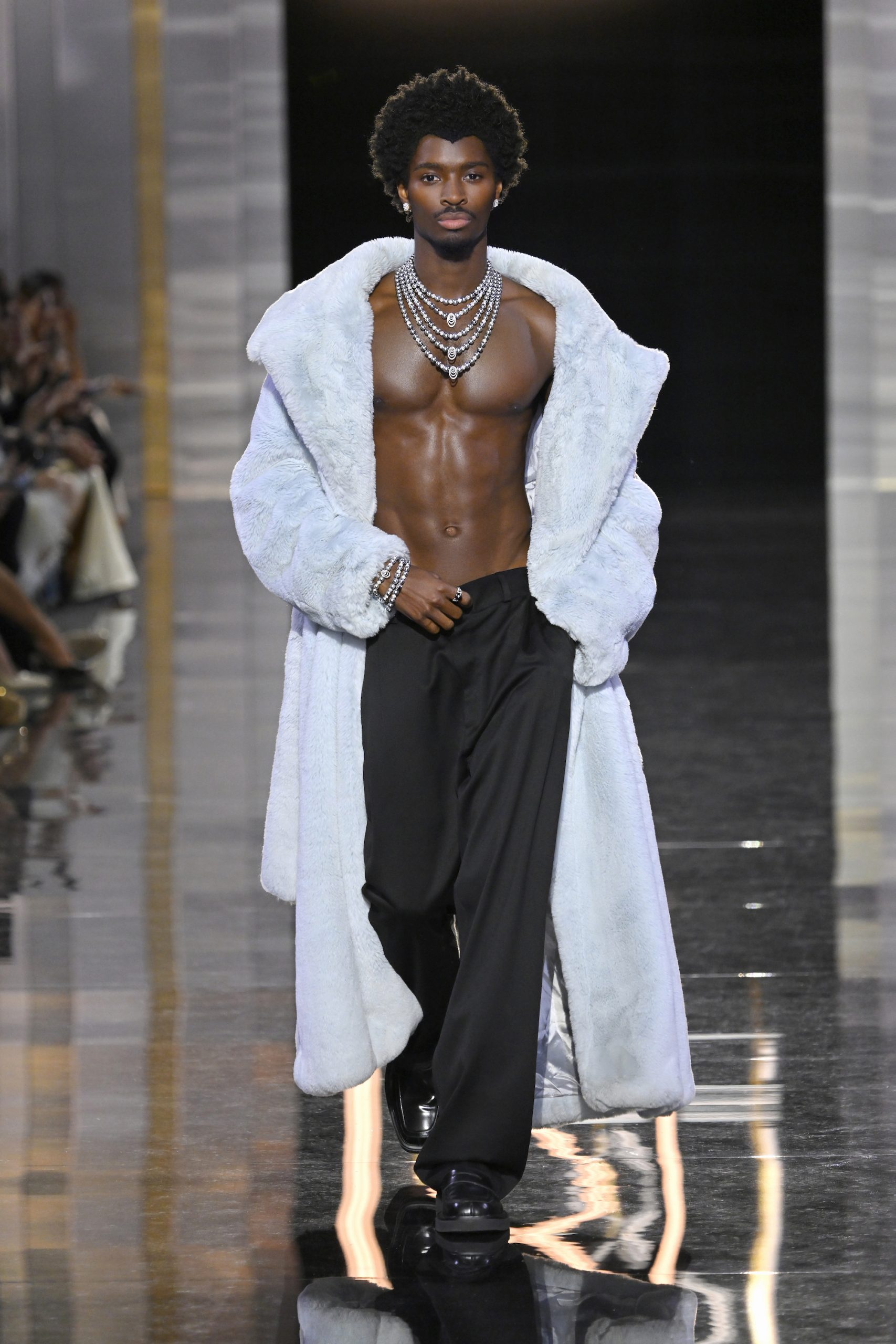 Alton Mason loopt mee in de Messika High Jewelry Show