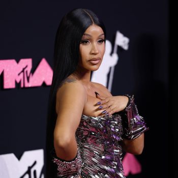 je-raadt-nooit-waar-cardi-bs-bizarre-jurk-bij-de-vmas-van-gemaakt-is-267828