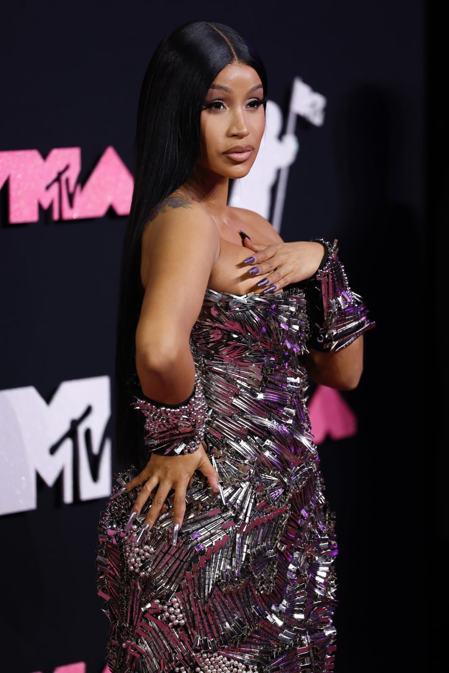 je-raadt-nooit-waar-cardi-bs-bizarre-jurk-bij-de-vmas-van-gemaakt-is-267828