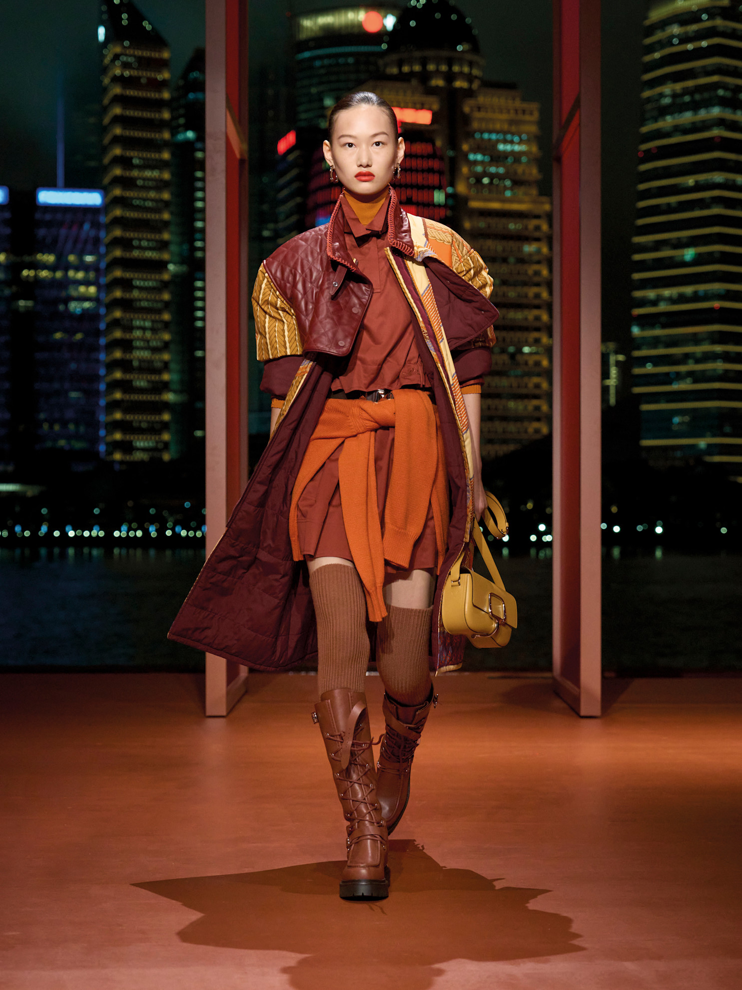 Hermes herfst/winter 2025 met bruine laarzen