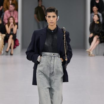 loewe-brengt-broeken-met-hoge-taille-terug-en-ze-zijn-hoger-dan-ooit-269865