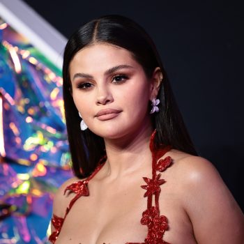 de-naked-dress-van-selena-gomez-zorgde-voor-een-romantisch-moment-tijdens-de-mtv-vmas-267847