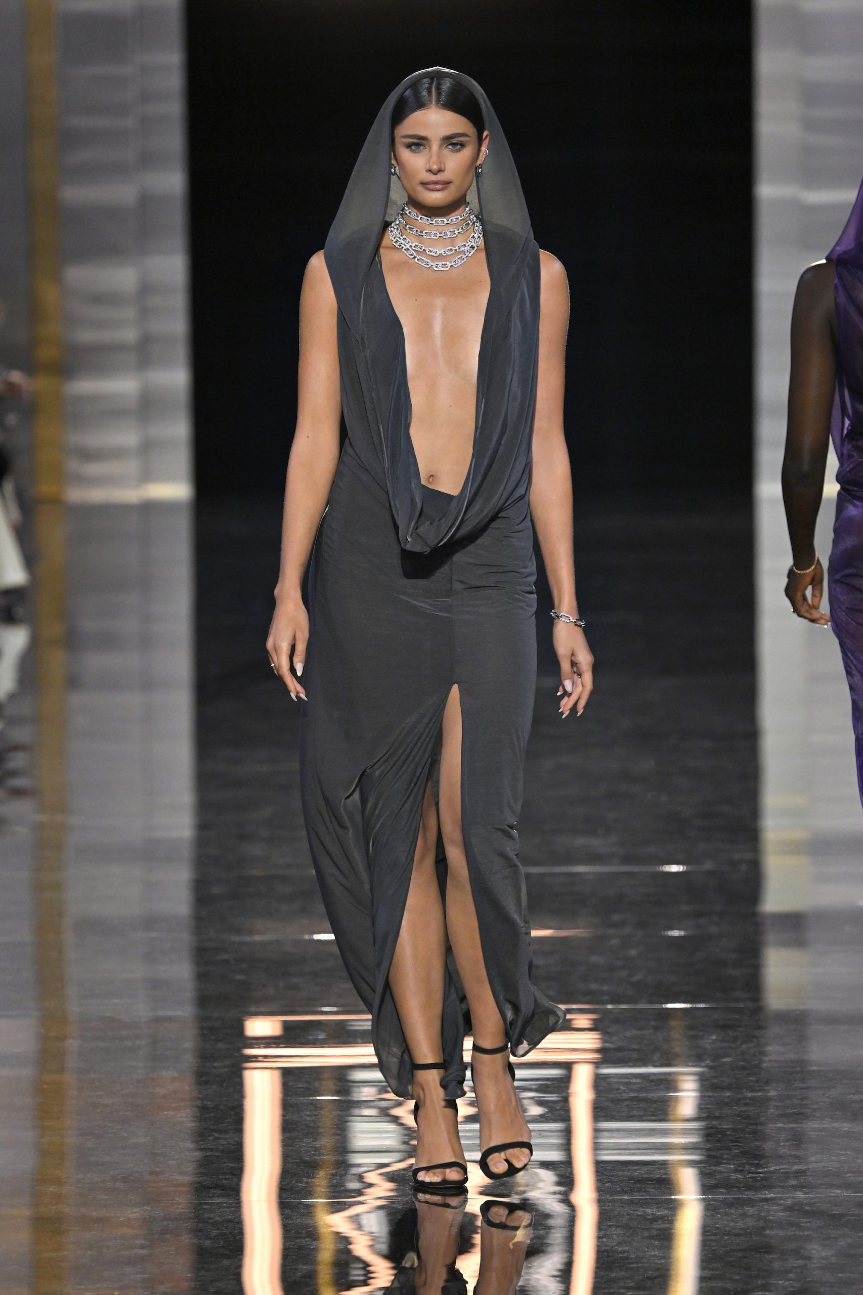 Taylor Hill loopt mee in de Messika High Jewelry Show