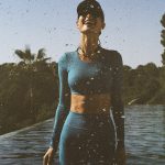 Vrouw in water die lacht