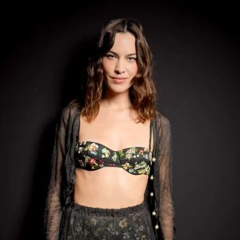 alexa-chung-draagt-statement-bh-als-top-tijdens-paris-fashion-week-269492