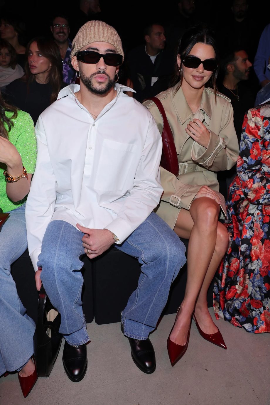 kendall-jenner-zit-broekloos-naast-bad-bunny-op-de-eerste-rij-bij-gucci-269159