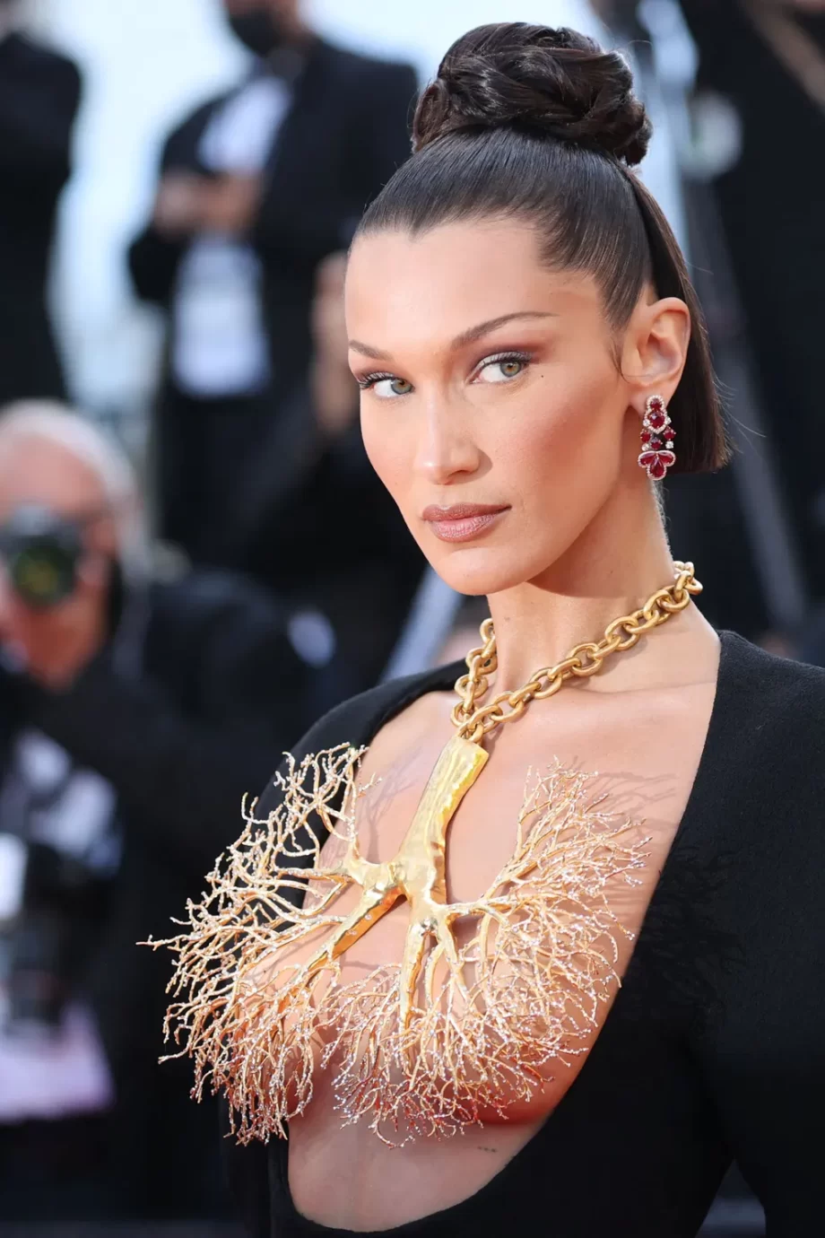 bella-hadid-scheert-haar-hoofd-kaal-voor-nieuwe-marc-jacobs-campagne-267993