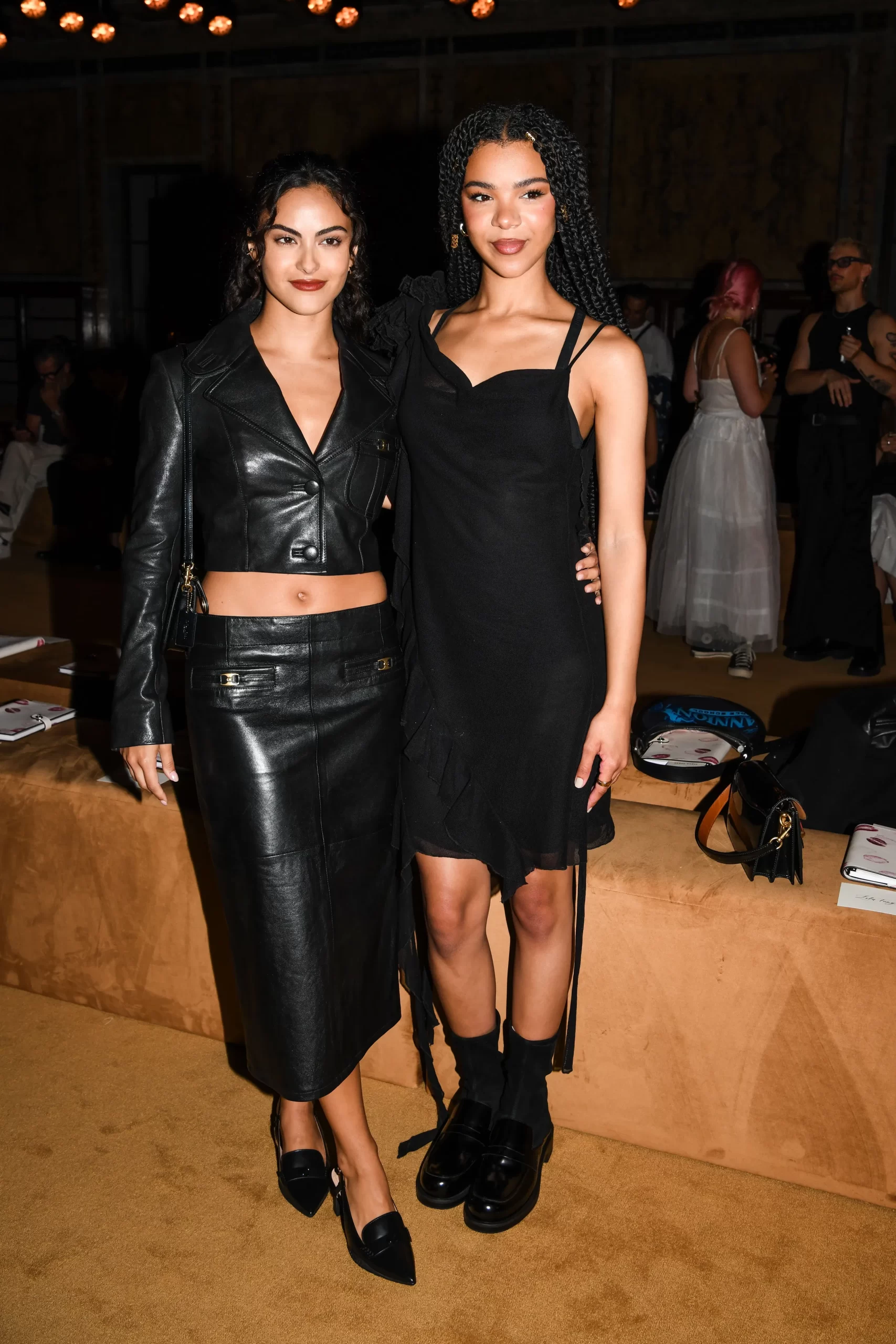 Camila Mendes en India Amarteifio bij Coach.