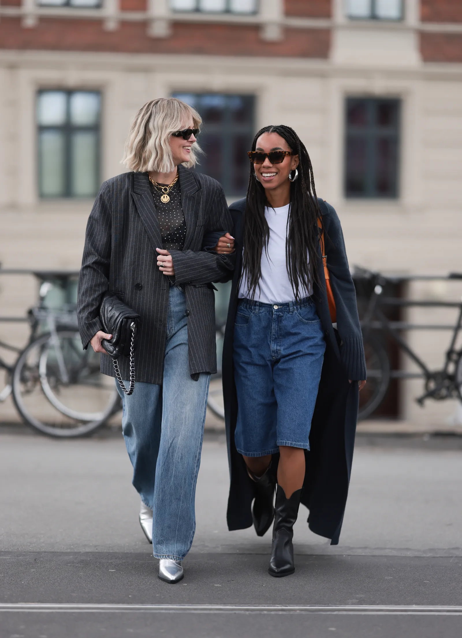 Een outfit met een denim bermuda en een paar cowboylaarzen