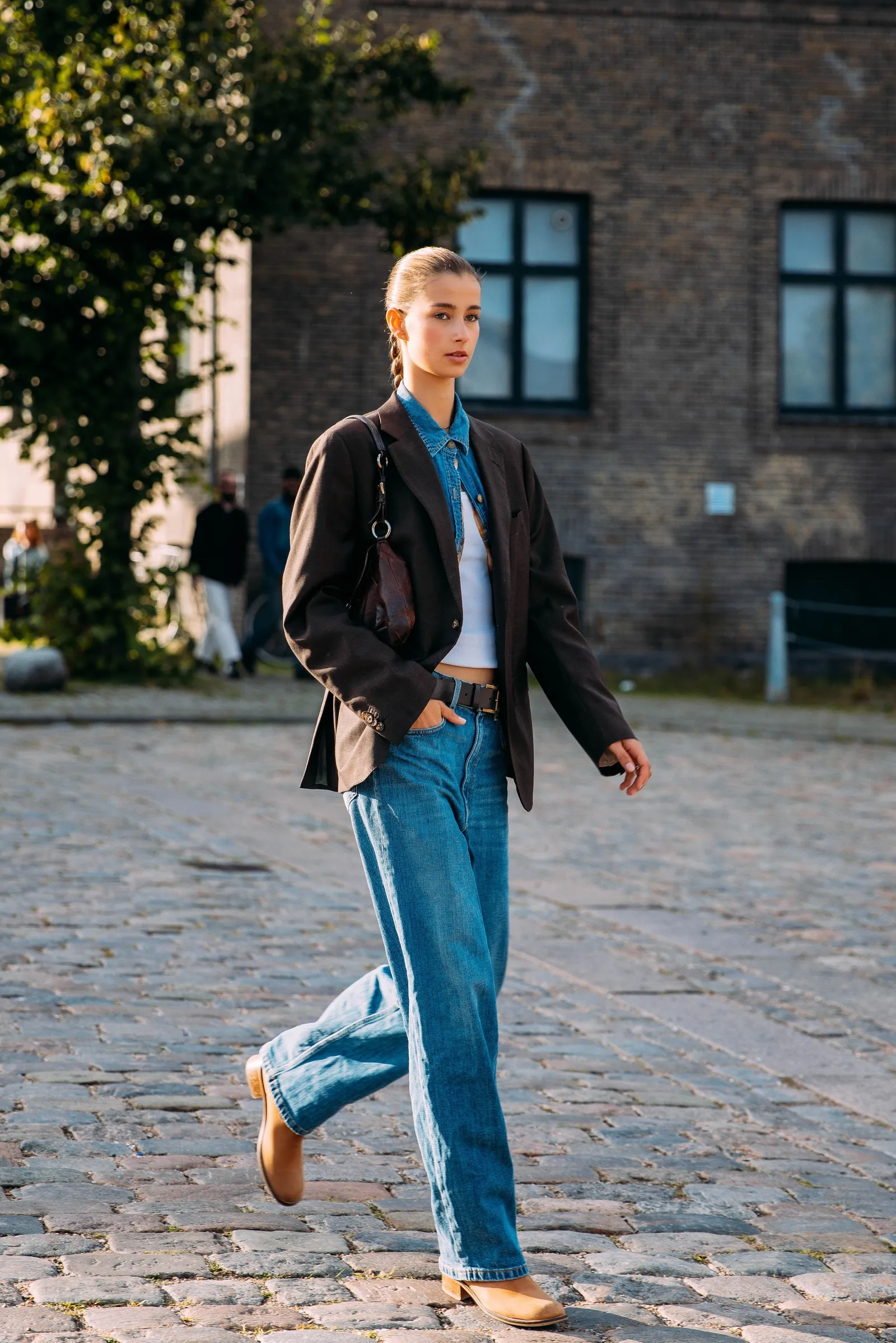 Een manier waarop je een denim blouse kunt dragen