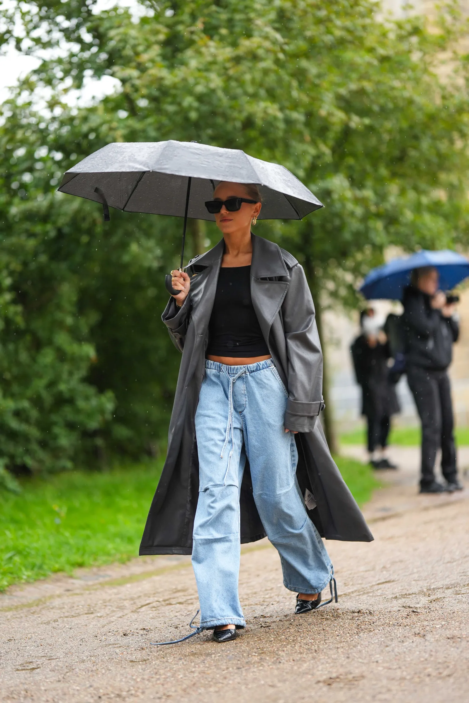 Een outfit met een spijkerbroek en een lange leren jas