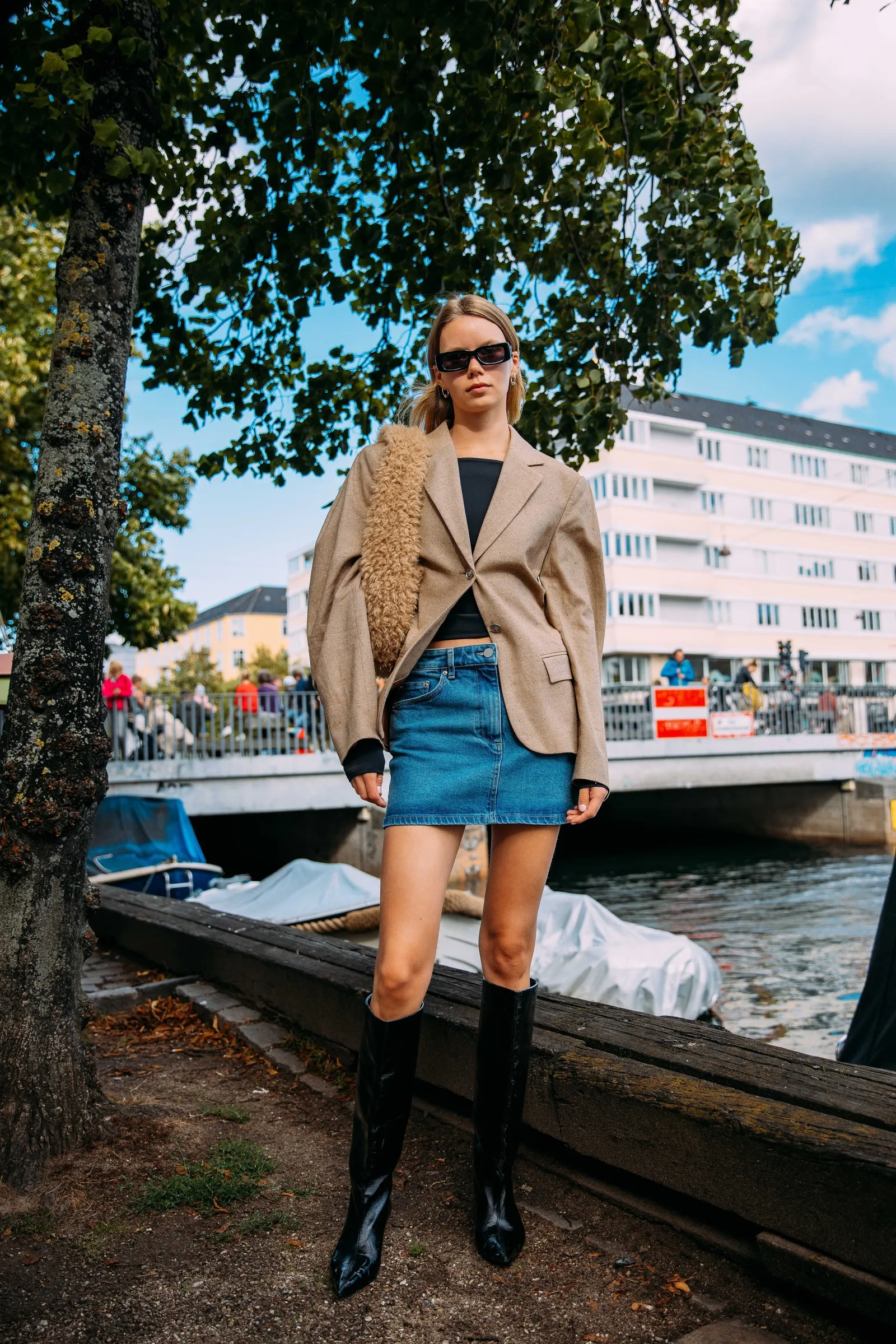Een manier waarop je een denim minirok met een blazer kunt dragen