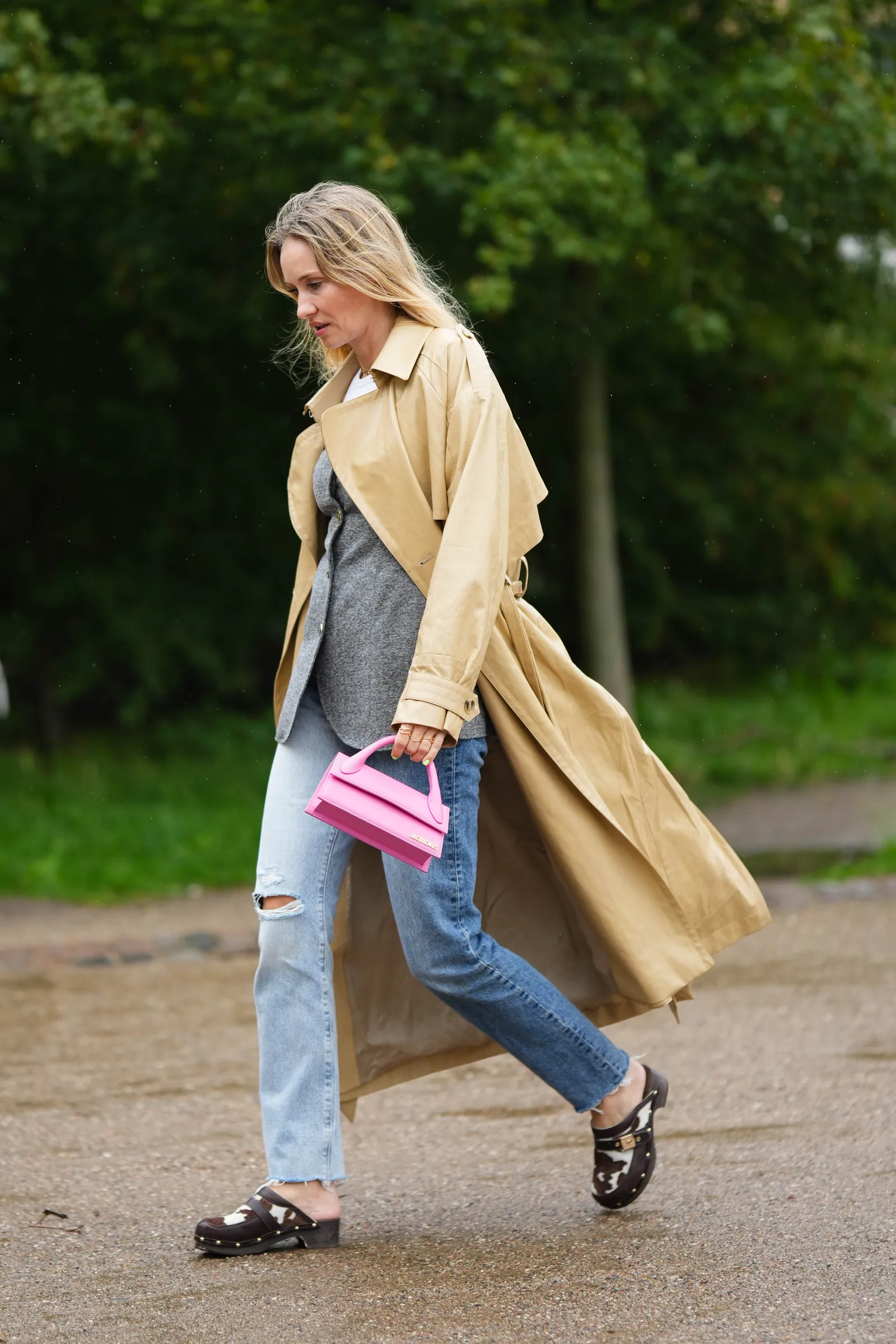 Een manier waarop je een distressed denim broek kunt dragen