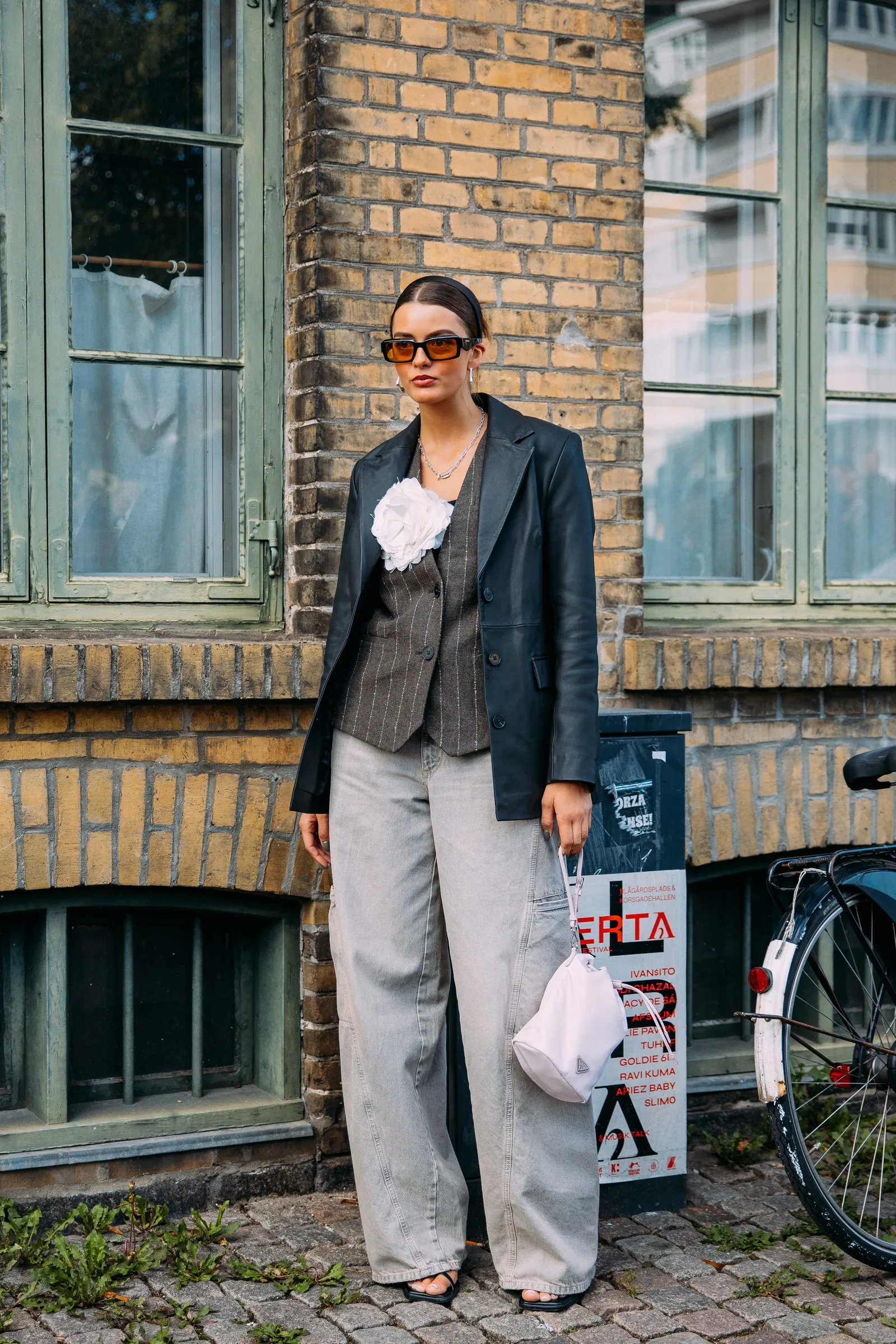 Een look met een grijze jeans en een gestreept gilet
