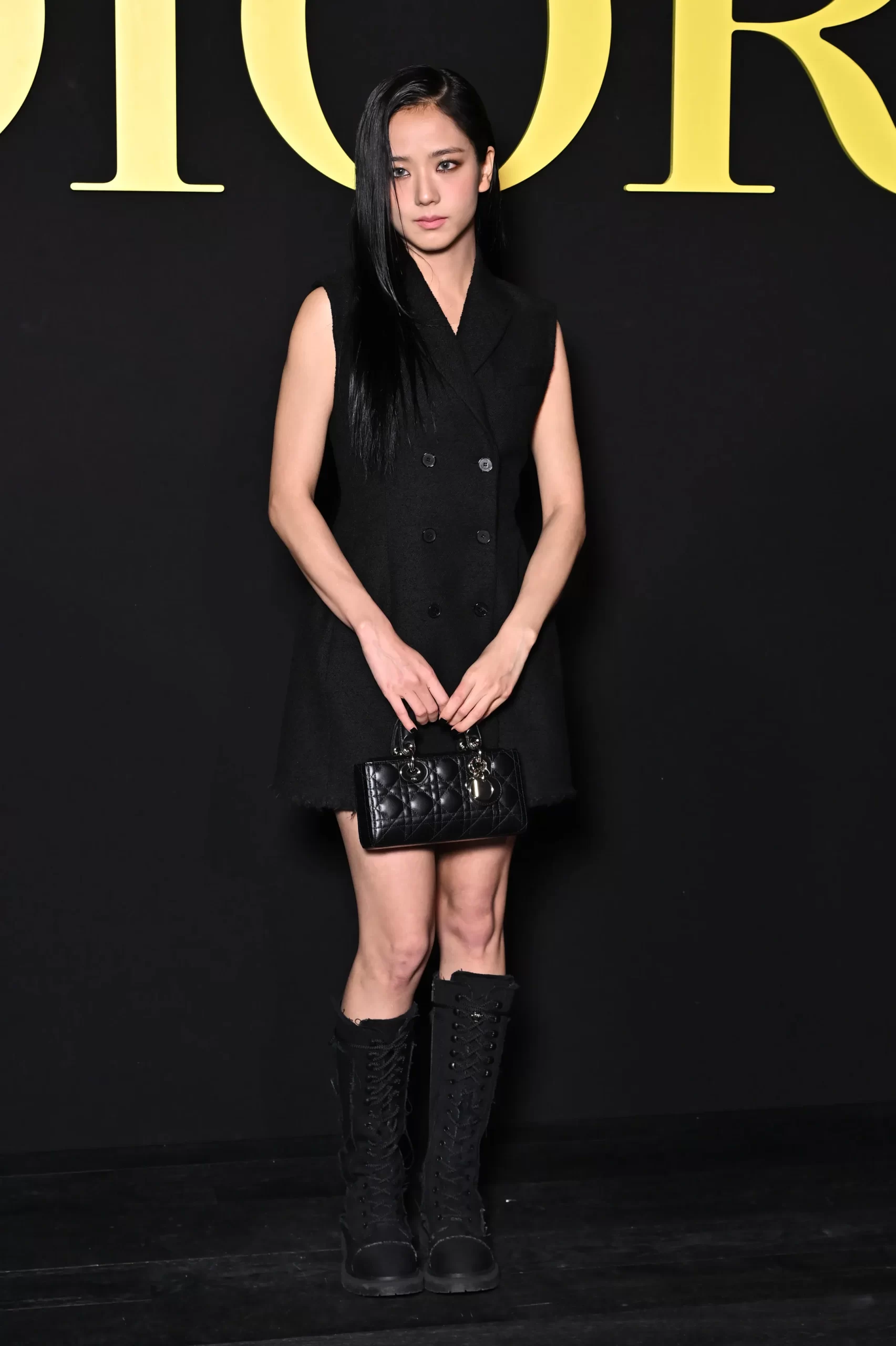 Jisoo is een van de beroemdheden bij Paris Fashion Week lente/zomer 2023