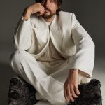 Lucas Bravo siert de cover van de eerste Vogue Man Special