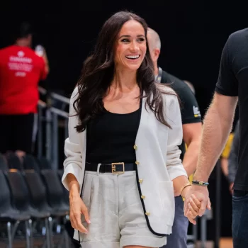 meghan-markle-draagt-iedereens-favoriete-flats-met-haar-signature-shorts-268003