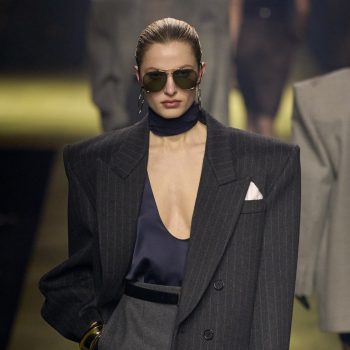 maak-dit-seizoen-een-krachtig-statement-in-deze-blazers-en-jasjes-met-oversized-schouders-269405