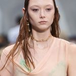 Rozemarijnolie zorgt voor een wetlook, zoals hier bij Fendi