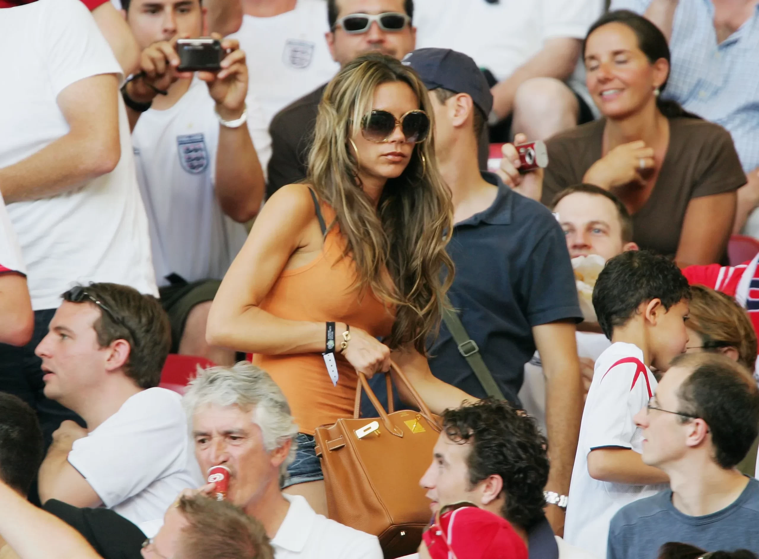 Victoria Beckhams outfit tijdens voetbalwedstrijd