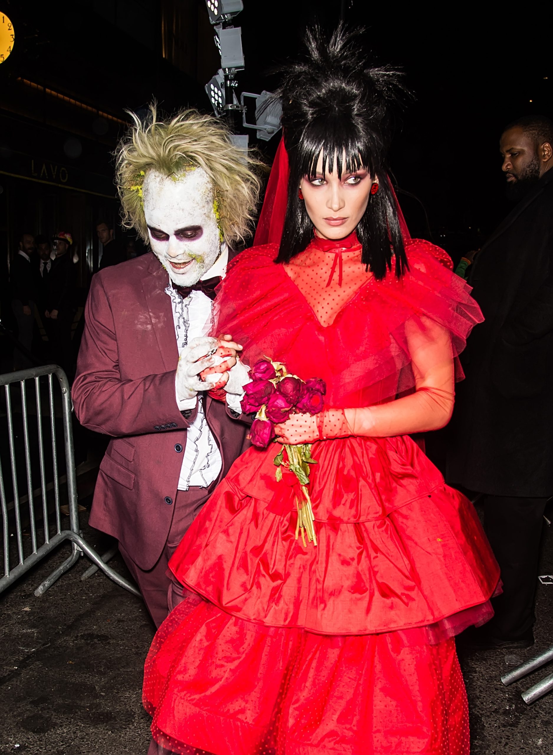 Bella Hadid en The Weeknd droegen een van de beste Halloweenkostuums van beroemdheden 