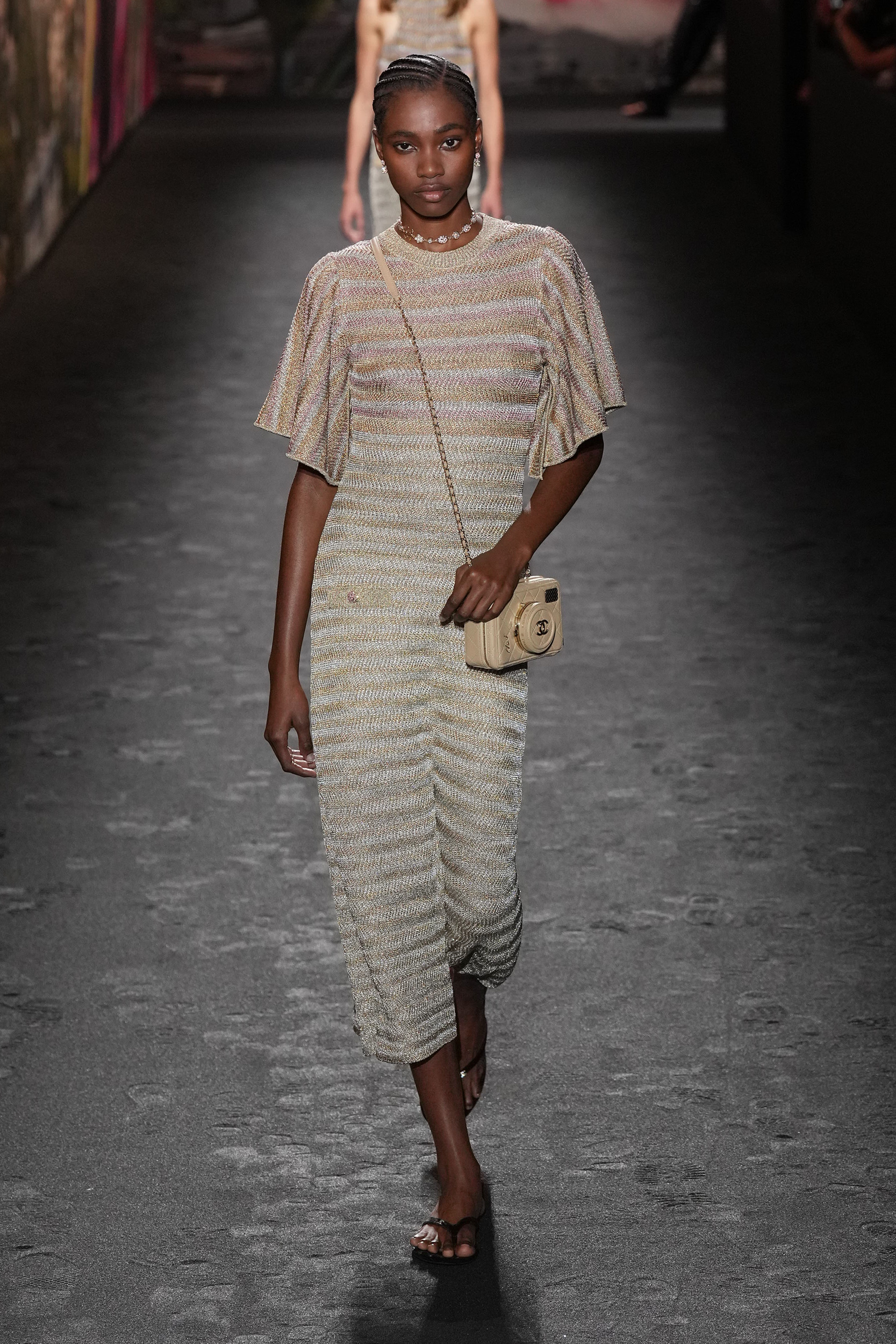 Teenslippers en cameratassen bij Chanel lente/zomer 2024