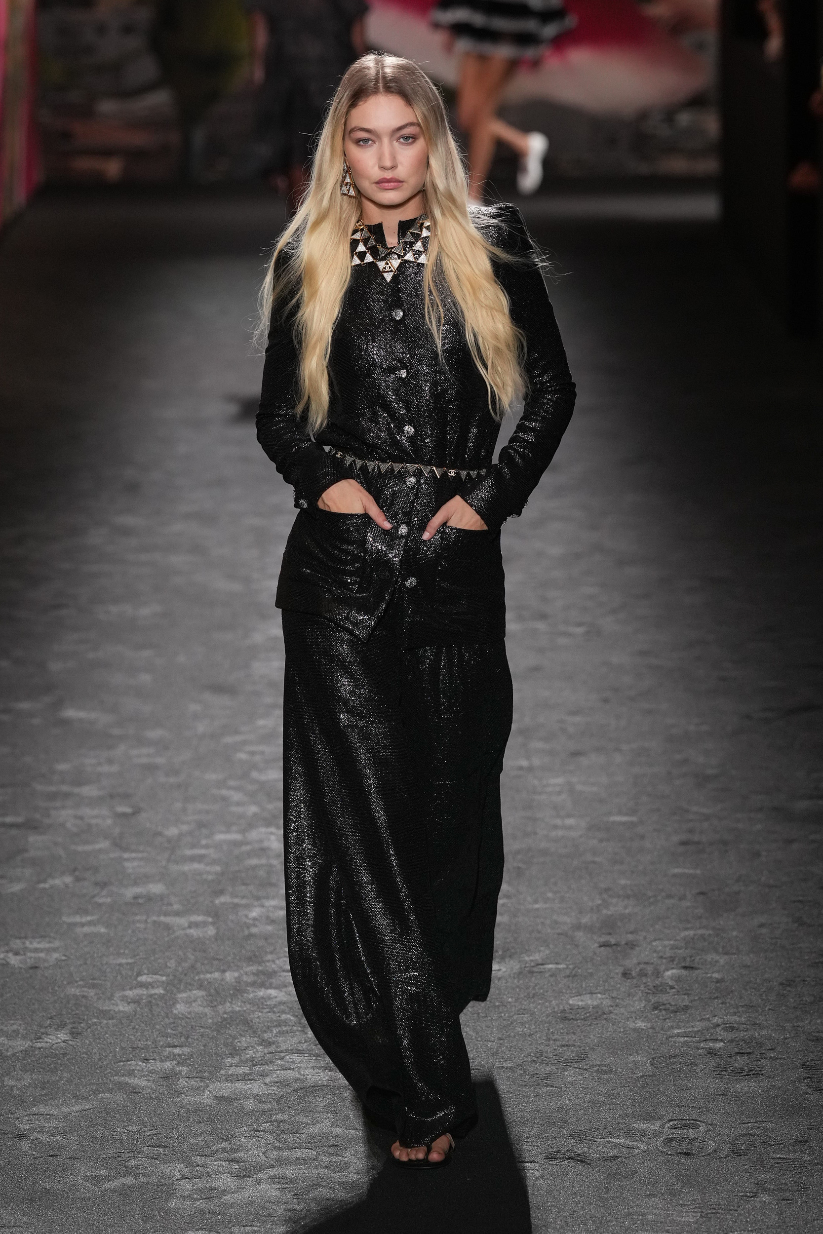 Gigi Hadid loopt mee in de Chanel-show