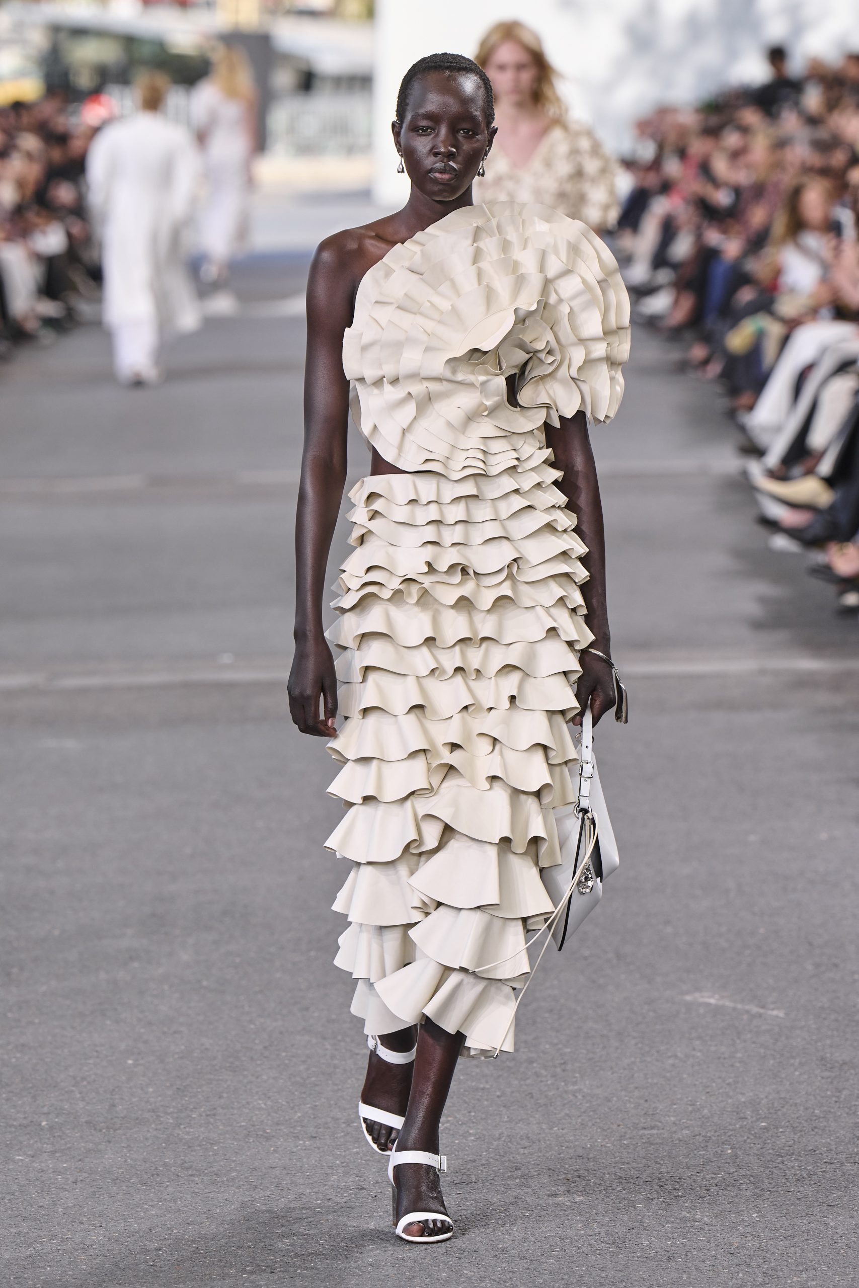 One-shoulder is een van de trends van Paris Fashion Week lente/zomer 2024