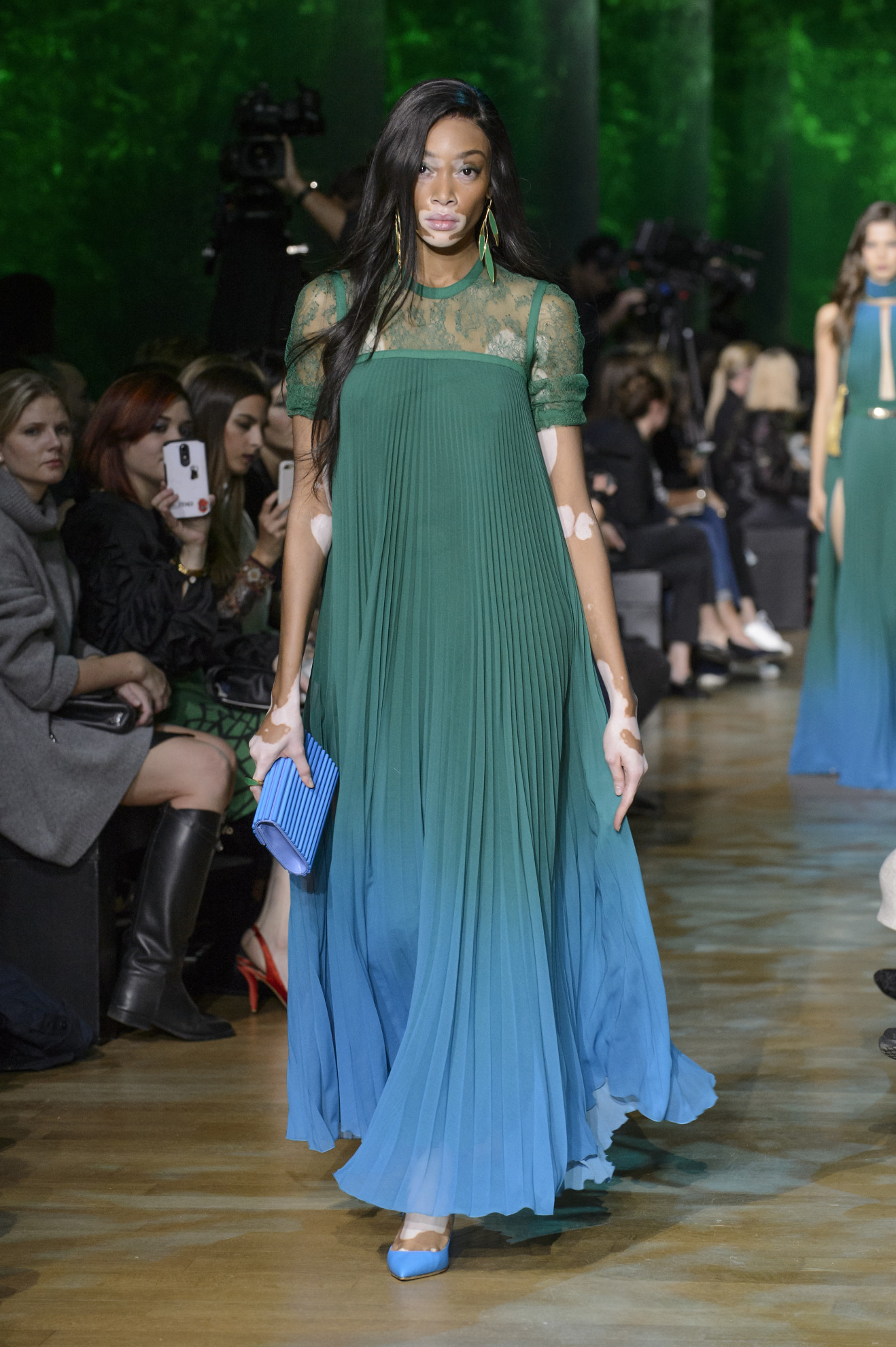 De beste catwalkmomenten van Winnie Harlow