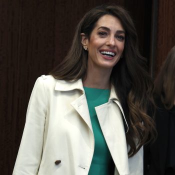 amal-clooney-combineert-deze-twee-herfstklassiekers-perfect-270180