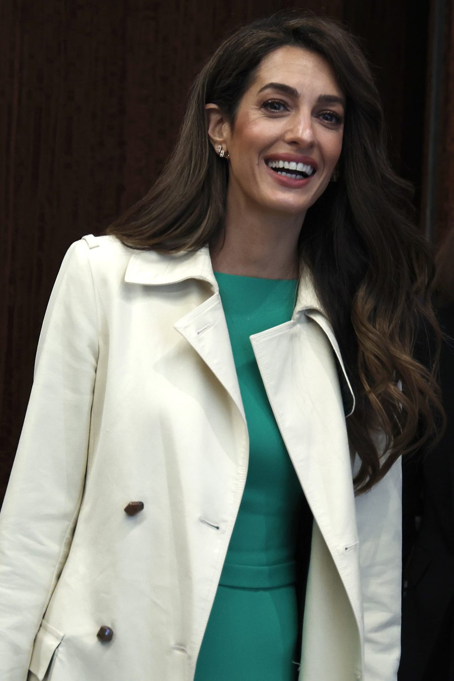 amal-clooney-combineert-deze-twee-herfstklassiekers-perfect-270180