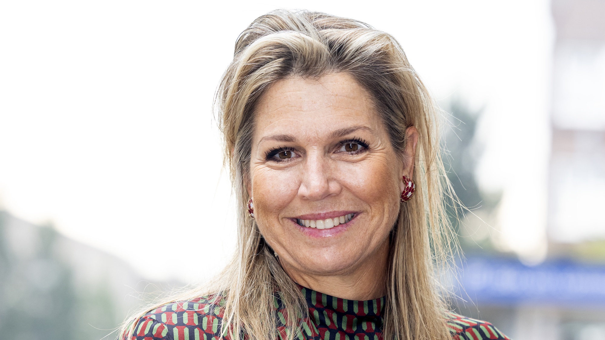 Máxima draagt haar jumpsuit met accessoires in dé kleur van nu