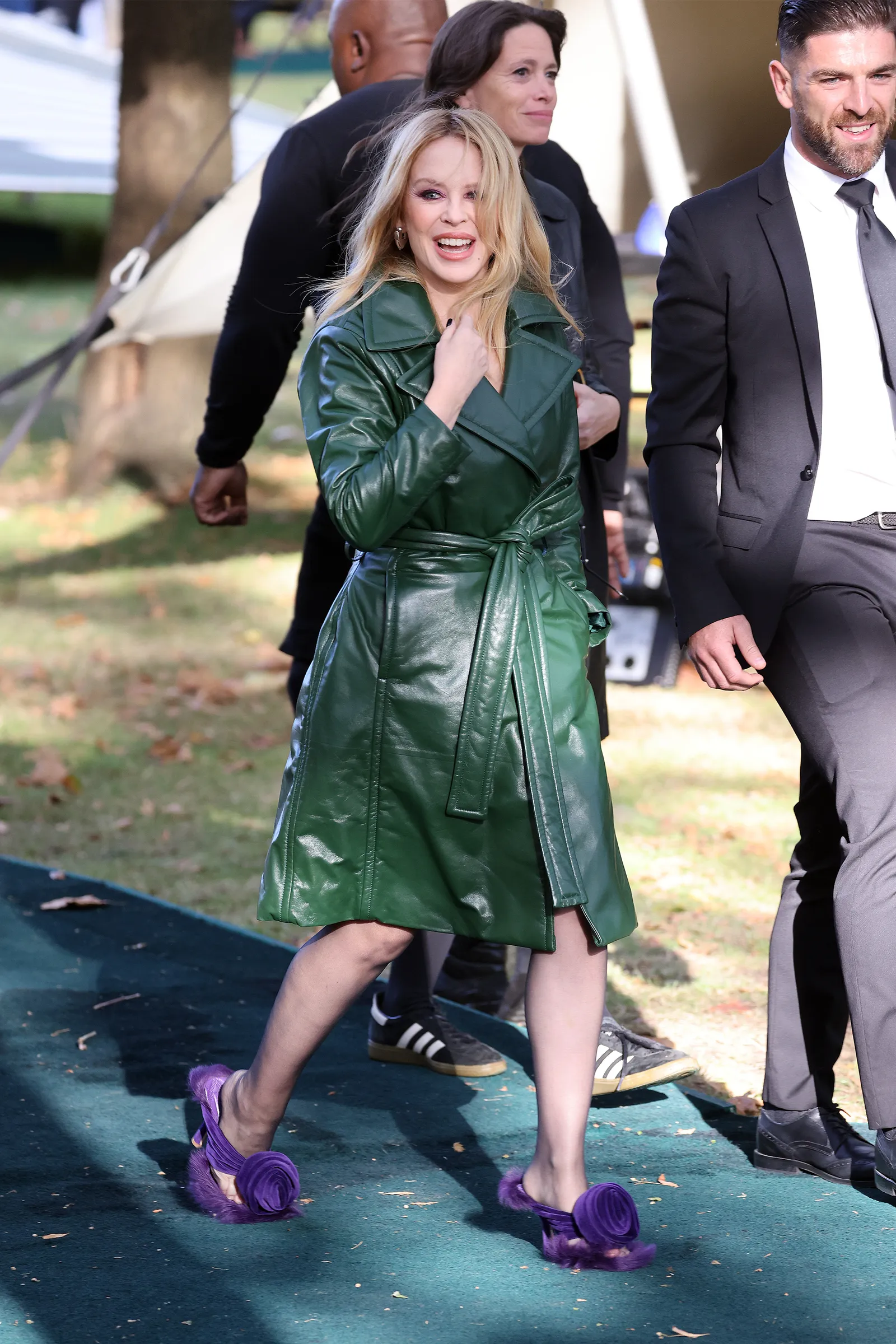 Kylie Minogue in leren trenchcoat