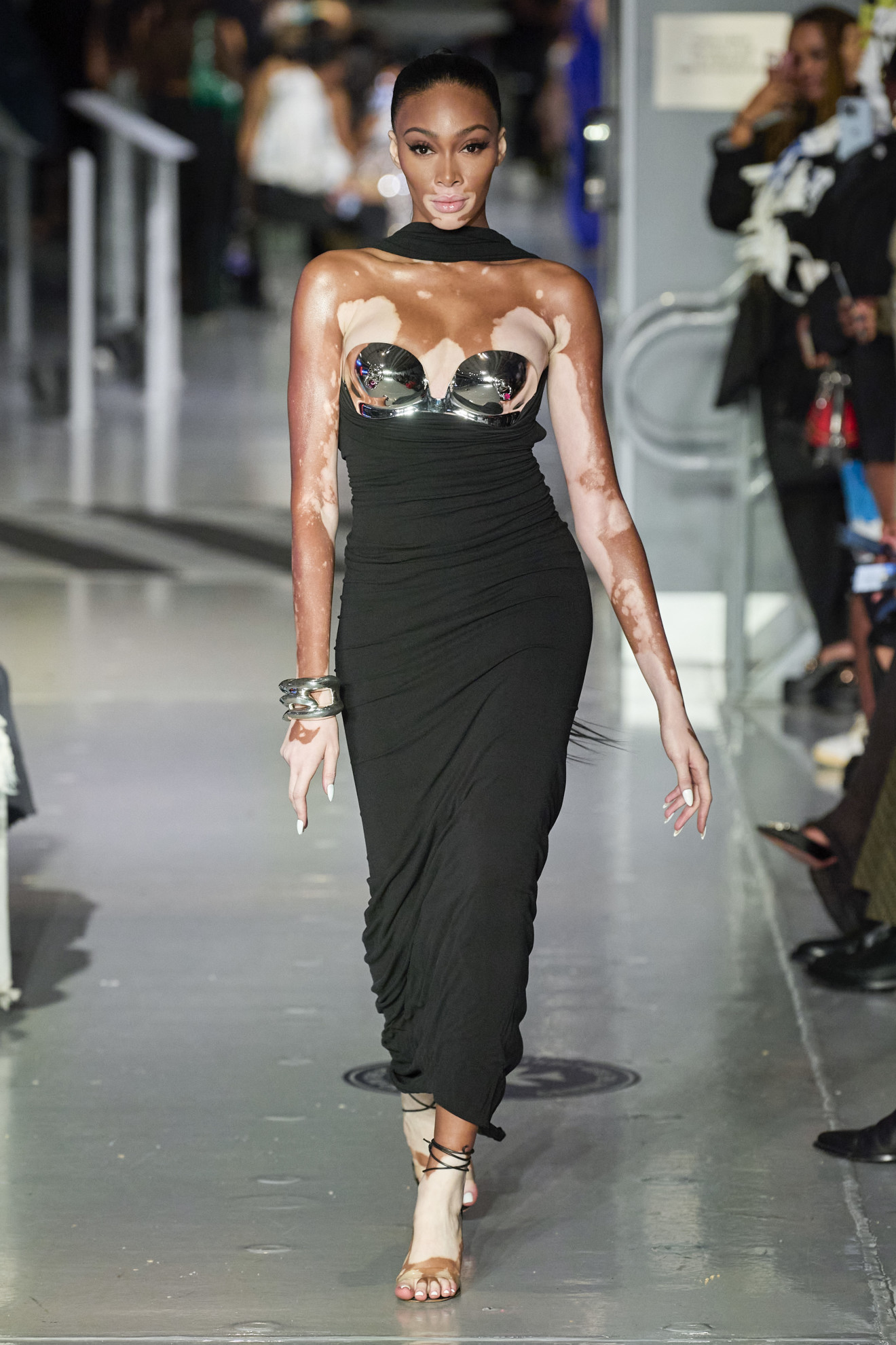 De beste catwalkmomenten van Winnie Harlow