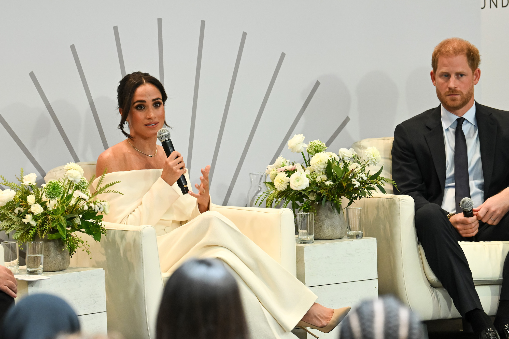 Meghan Markle en prins Harry tijdens de summit van Archewell op World Mental Health Day
