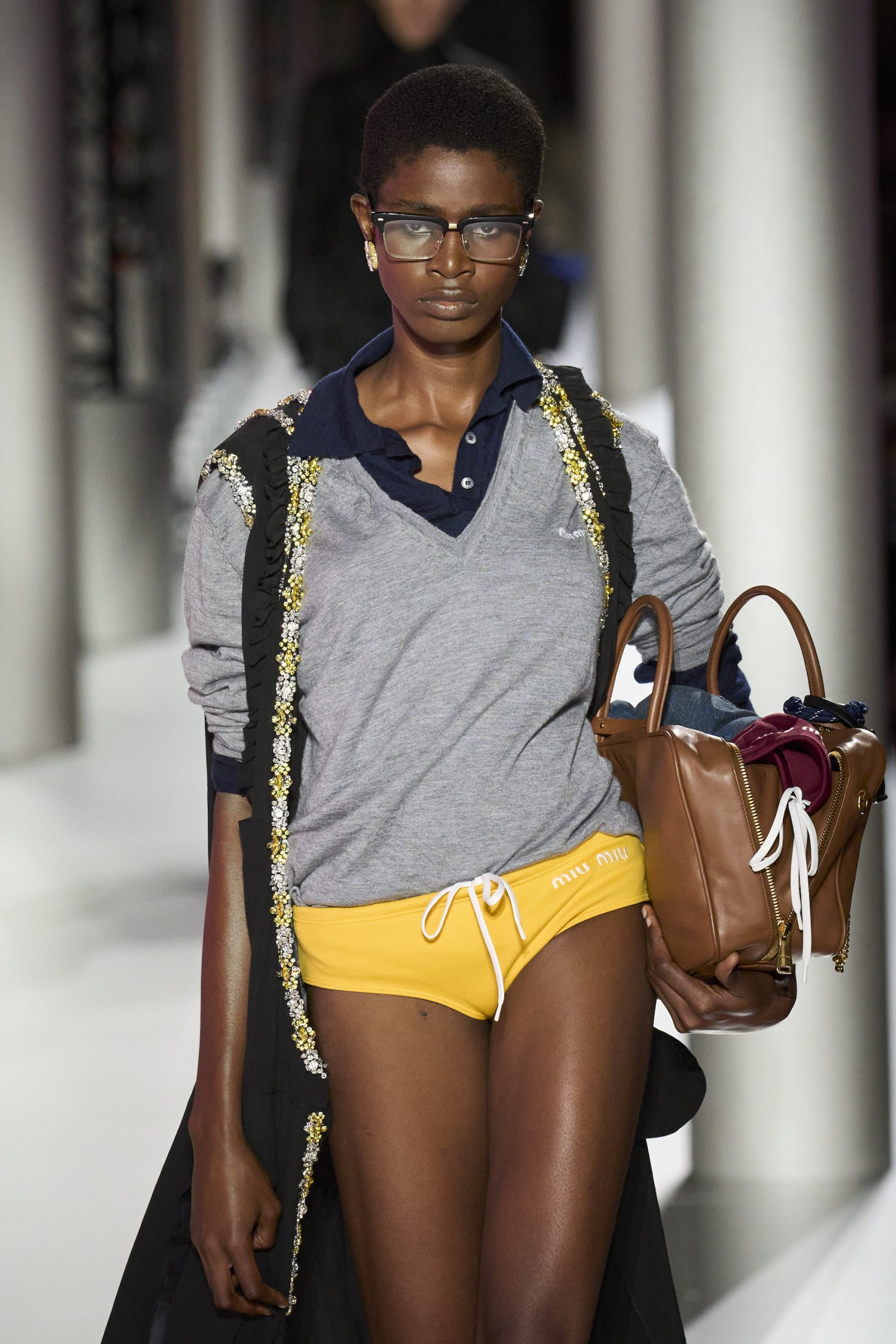 Een speedo en opvallende accessoires bij Miu Miu