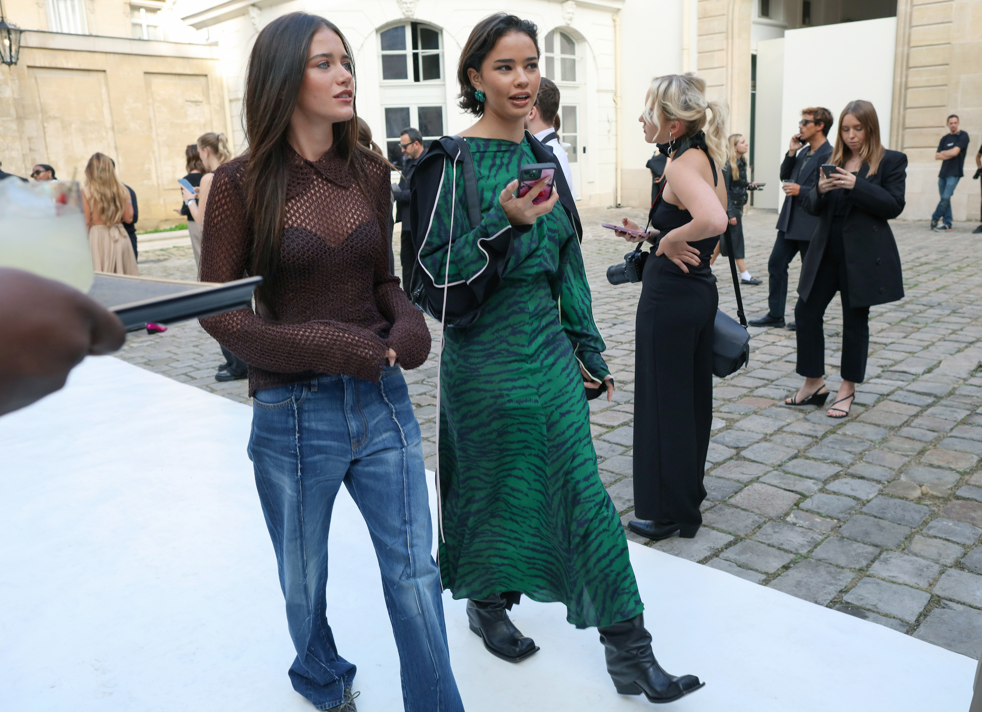 Streetstyle tijdens Paris Fashion Week lente/zomer 2024
