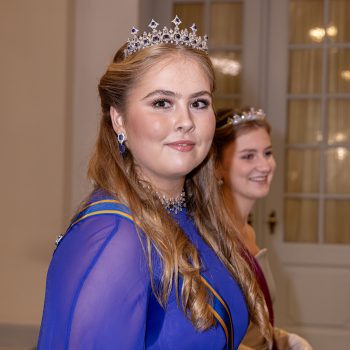 prinses-amalia-draagt-koningsblauwe-avondjurk-van-dit-populaire-belgische-modelabel-271746