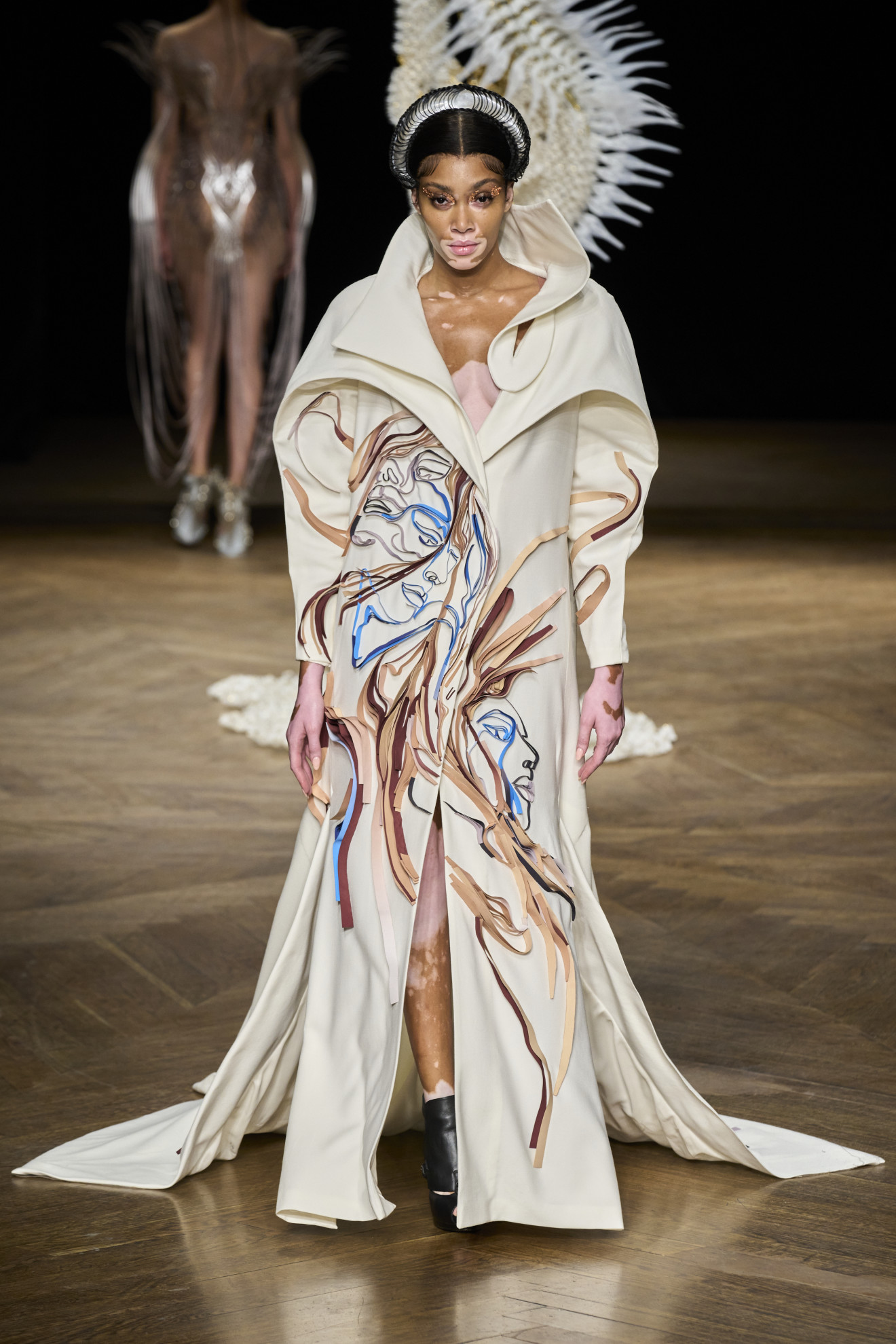 Winnie bij Iris van Herpen couture herfst/winter 2022
