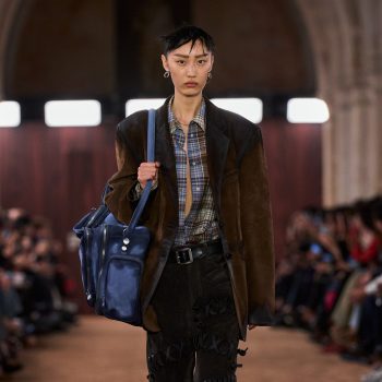 acne-studios-bewijst-dat-de-geruite-blouse-altijd-een-plek-in-je-kast-verdient-366292